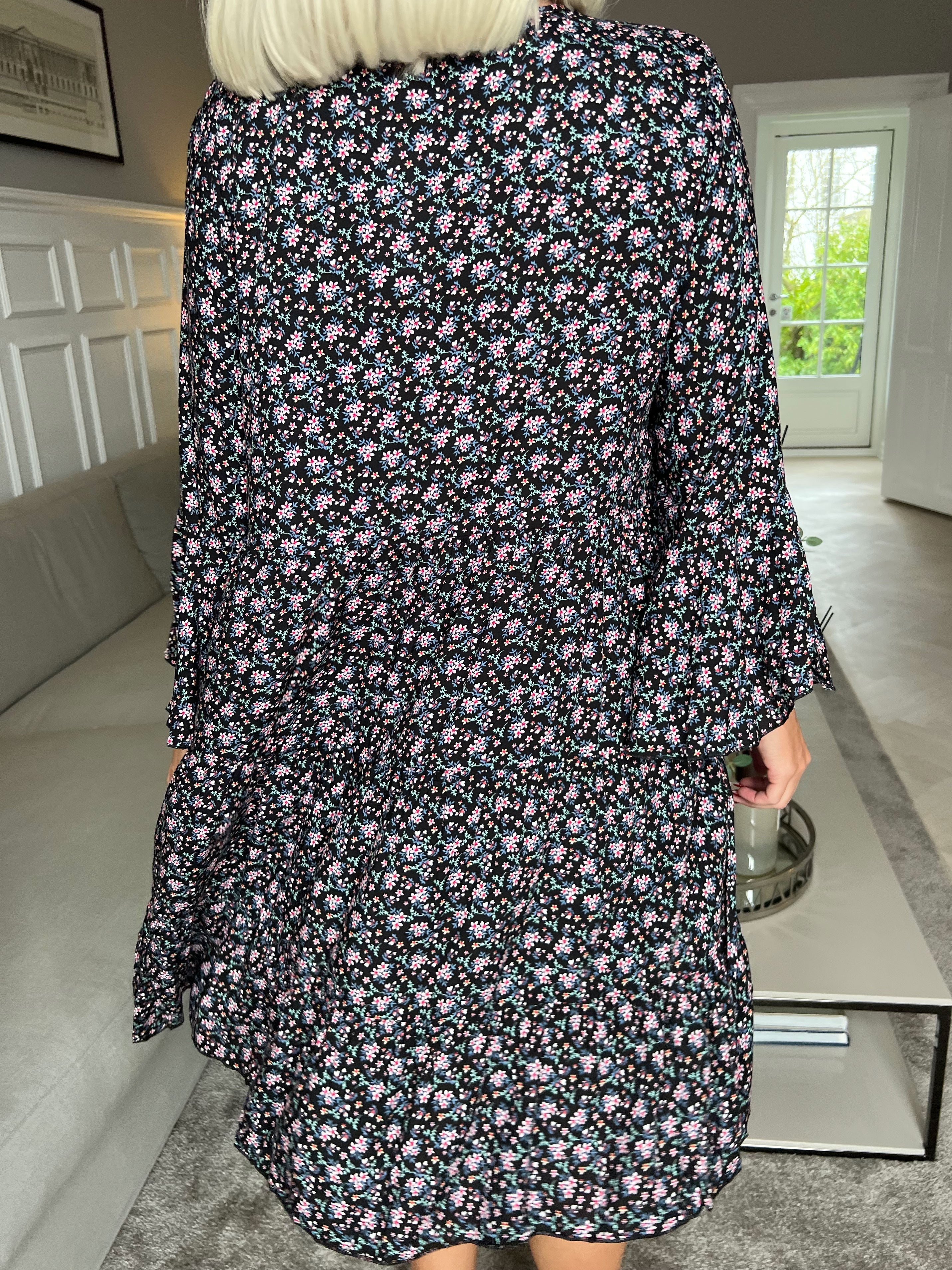 Karla - Vacker blommig bomullsklänning med knappar